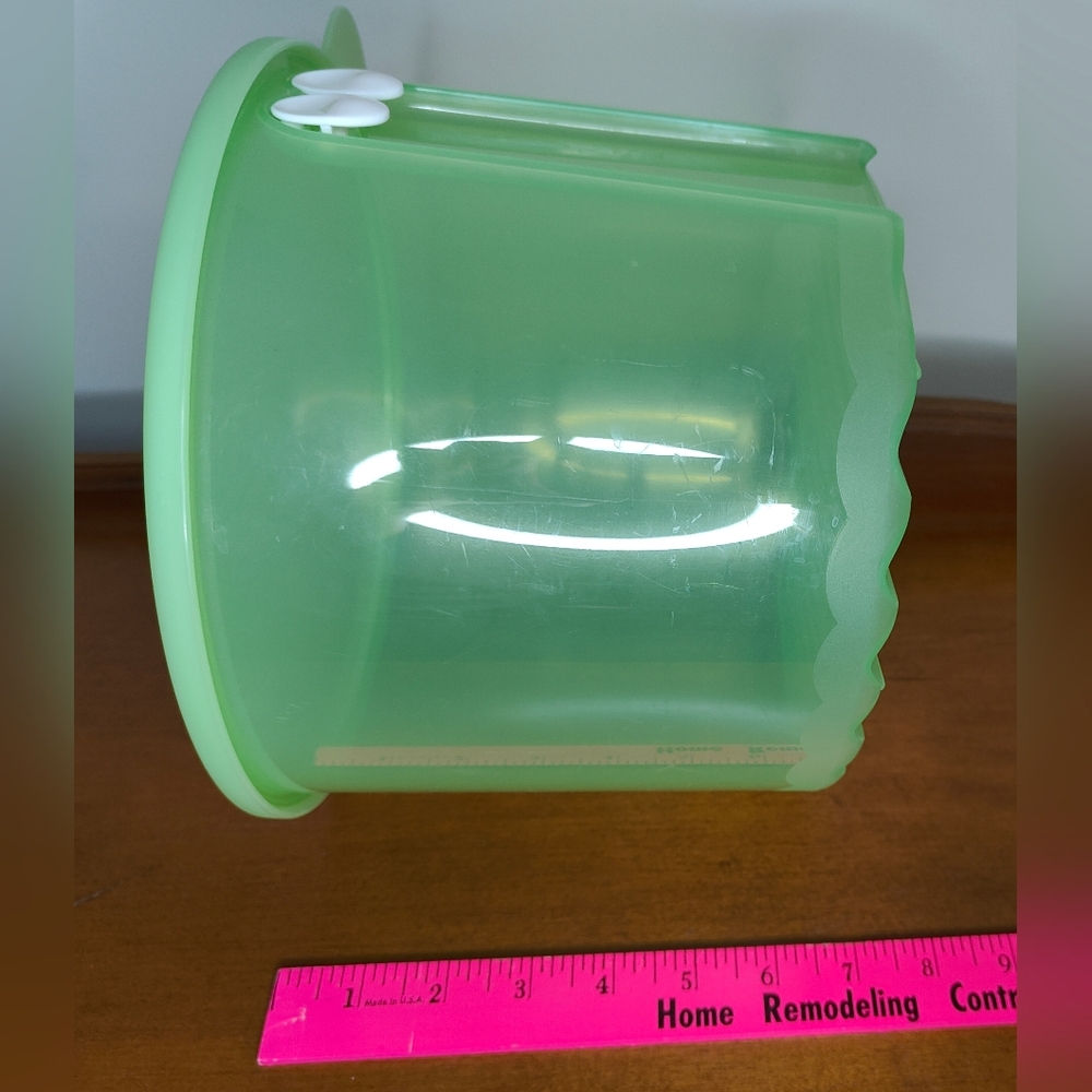 Tupperware Large Round Lettuce FridgeSmart Container - Picture 2 of 3